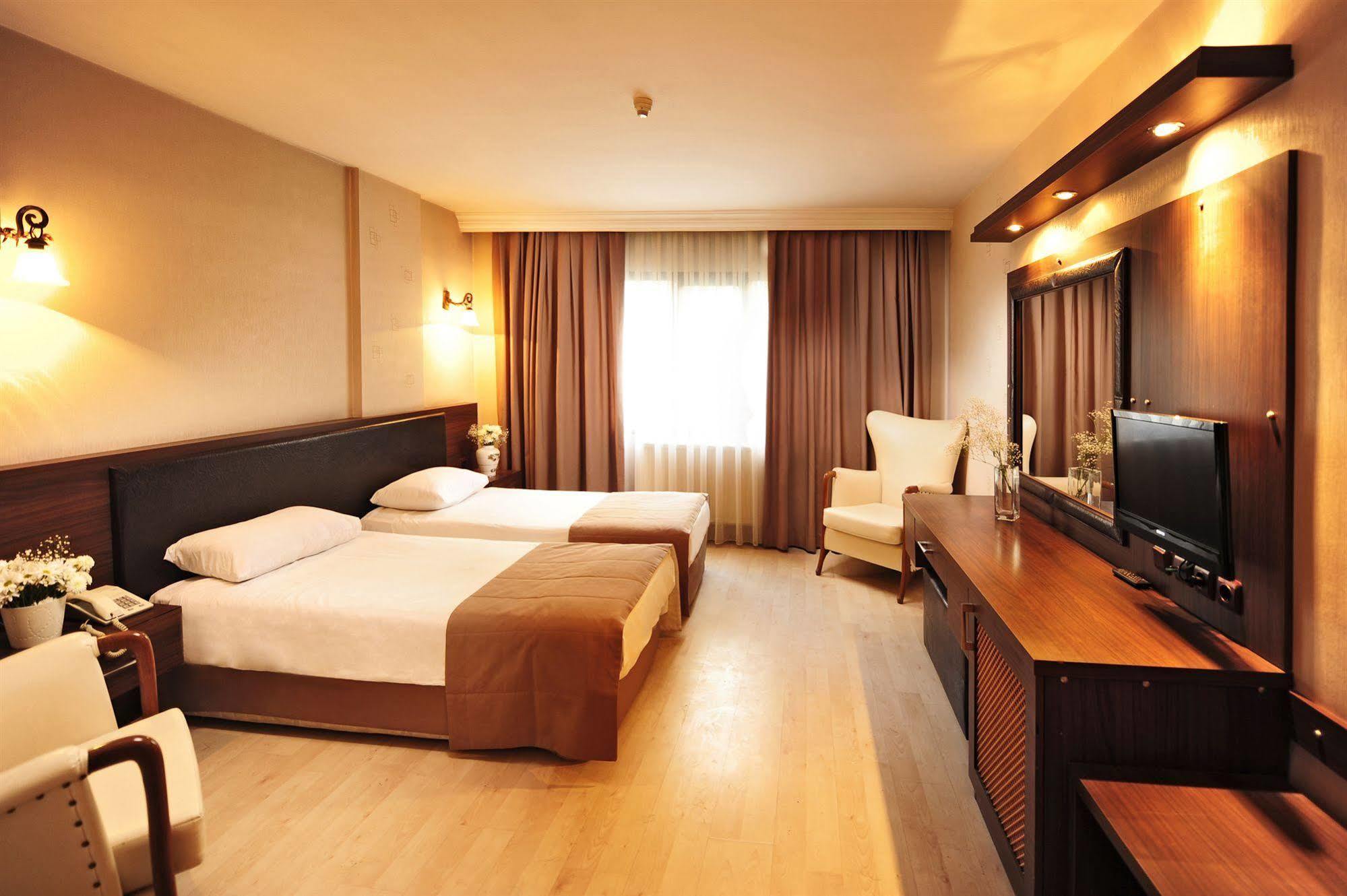 Uestuen Hotel Alsancak Smirne Esterno foto
